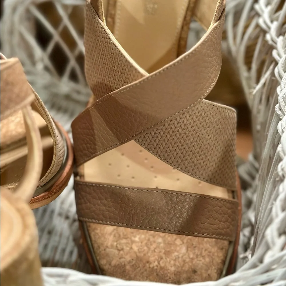Clarks Women's Beige and Brown Sandals - Picture 8 of 10